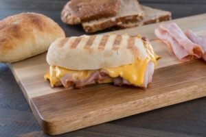 sonkás sajtos panini meleg szendvics konyha online rendelés érmihályfalva gyors ételek fast food minifry.app